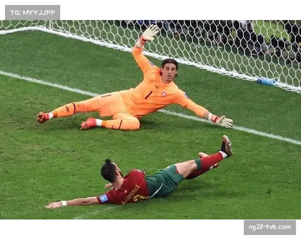 门兴门将索默扑出关键点球后，向看台挥拳怒吼